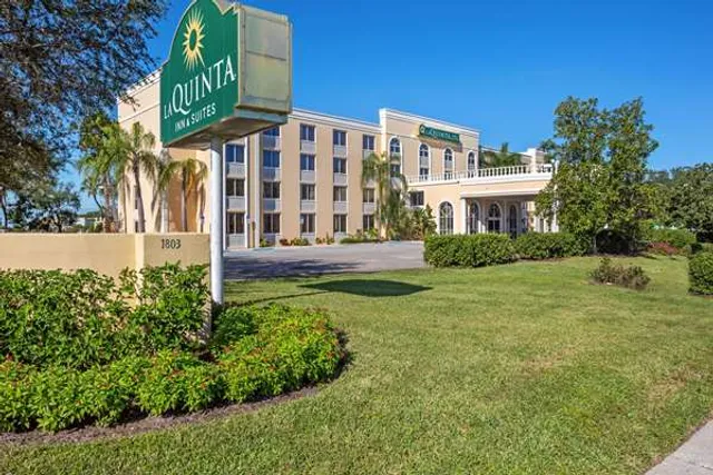 La Quinta Inn & Suites by Wyndham Sarasota Downtown