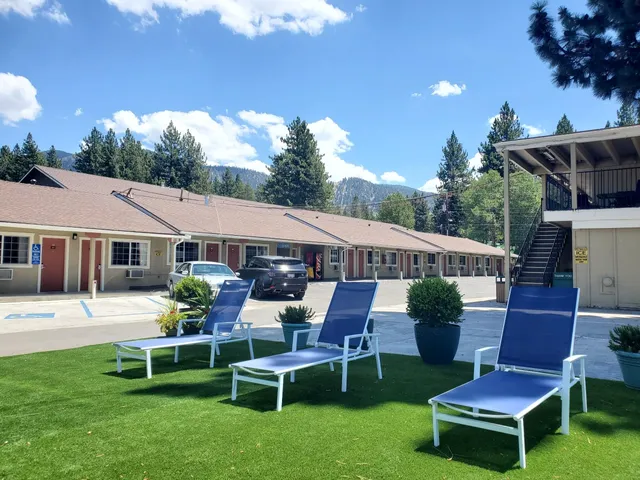 Bluebird Day Inn & Suites