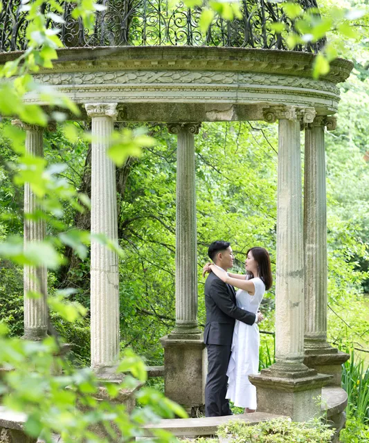 White and Blooms Photo studio
