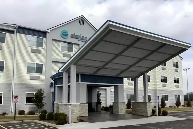 Clarion Pointe Mattoon near University