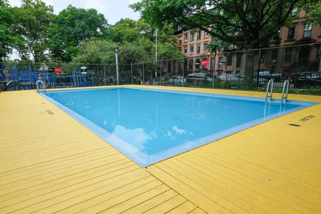 PS 20 Playground Mini Pool