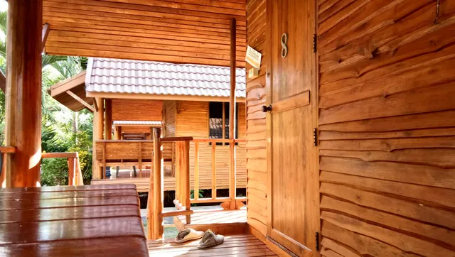 เฮือนไม้สัก