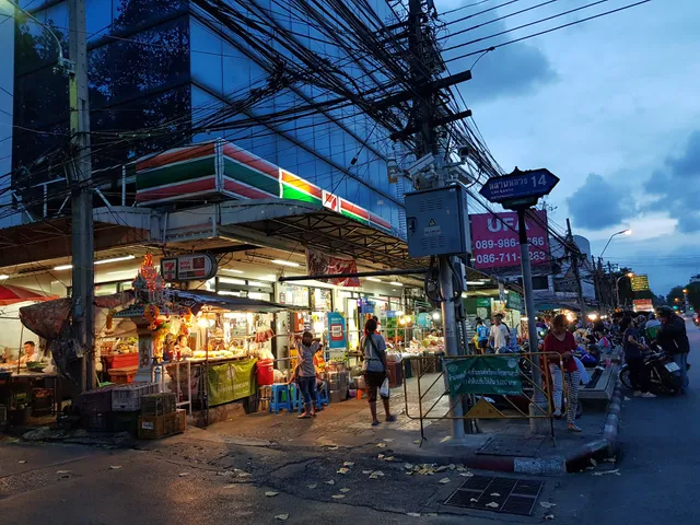 Saphan Khao Market