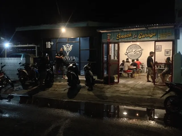 Snack in Garage Cafe