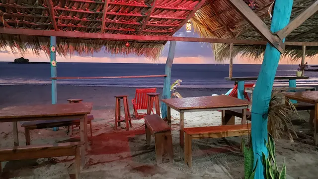 El Islote Bar & Grill