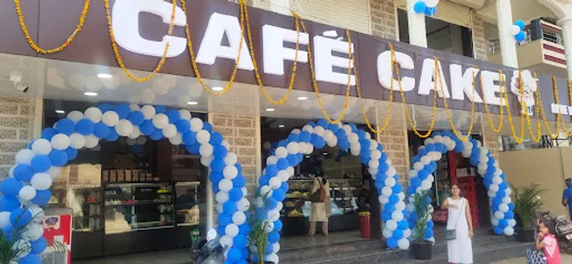 Cafe Cake live bakery