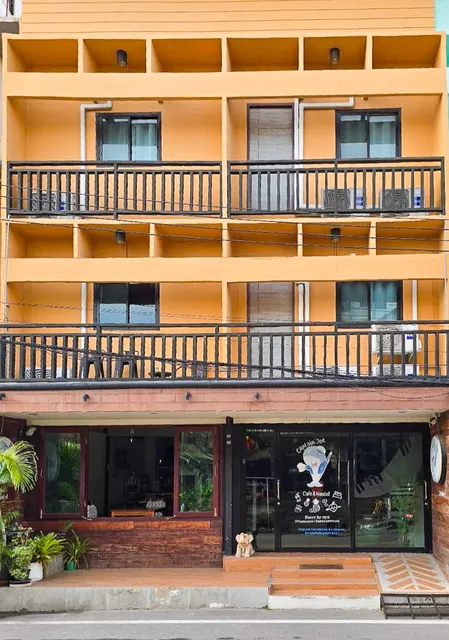 Captain Joe Cafe & Hostel