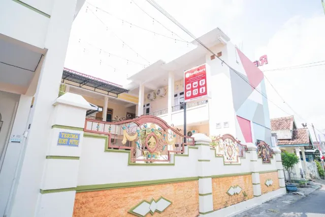 RedDoorz Syariah @ Aura Homestay