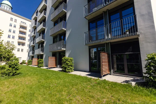 Neon Wood / Studenten Apartments Berlin Frankfurter Tor