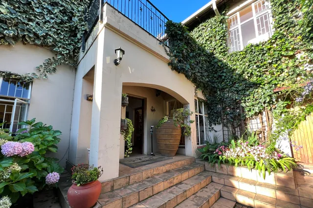 Ipe Tombe Guest Lodge