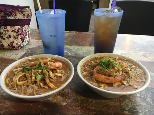 Mom’s Laksa Corner