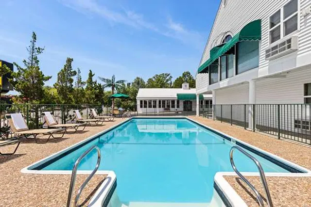 Super 8 by Wyndham Branson / Shepherd of the Hills Exwy