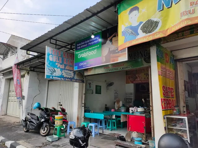 Sate Kerbau 57, gang 1 Pak Sutrimo dan Ibu Siti Rochmah