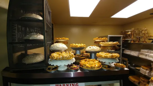 Kandi's Cakes & Bake Shop