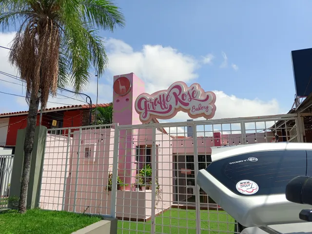 Giraffe Rosé Bakery