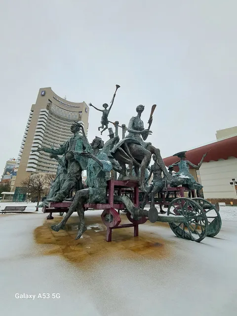 Grupul Statuar "Căruța Cu Paiațe"