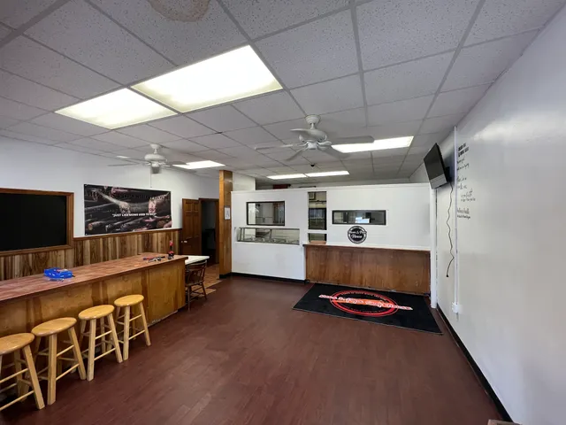 Moms & Pops Smokehouse