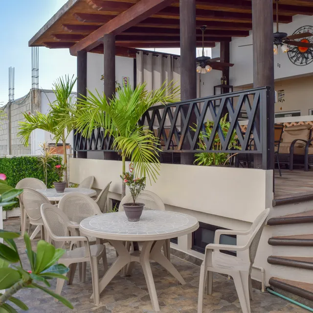 Hotel & Suites Bucaneros