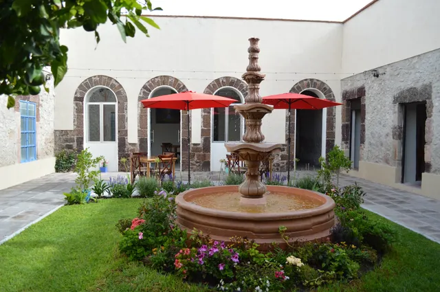 PEQUEÑO ENCANTO HOTEL BOUTIQUE (Precios desde $1,000 la noche)