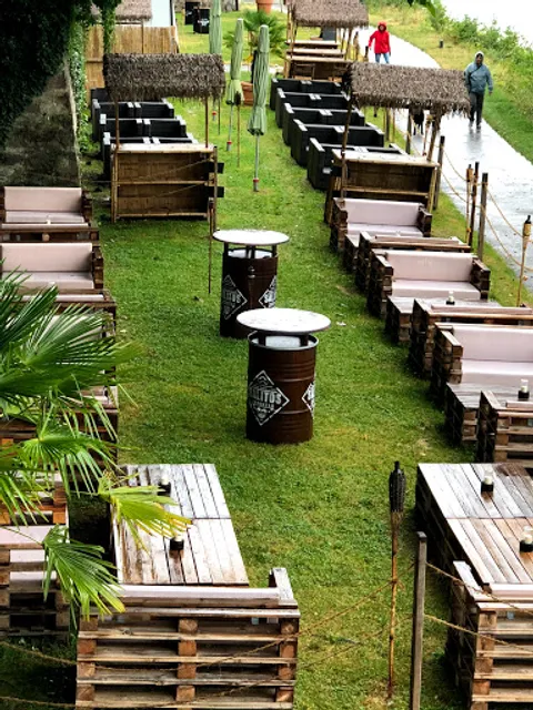 Nik & Flora Bar Lounge