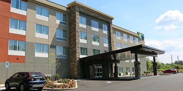 Holiday Inn Express & Suites Hendersonville SE - Flat Rock, an IHG Hotel