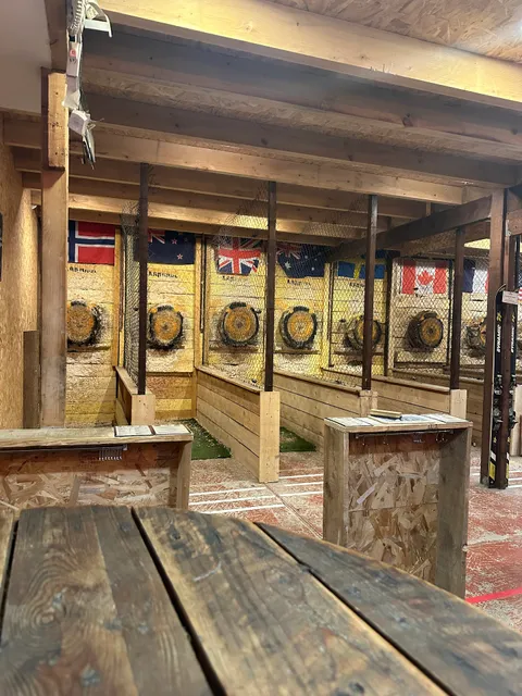 KARNAGE CLUB - Lancer de haches, Rage rooms, Karaoké Boxs