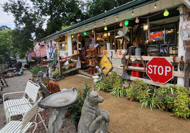 Romi's Vintage On Van Buren