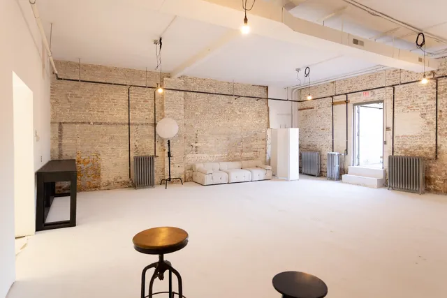 EM EN / AREA HALL ART HOUSE