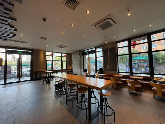 Starbucks Coffee (1+Park)