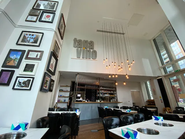 Canting Canary Wharf