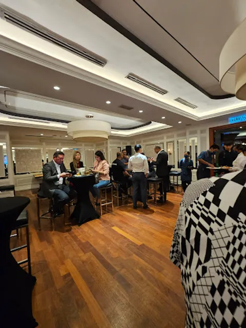 Connoisseurs Lounge & Restaurant