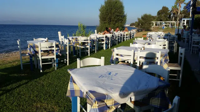 Akrogiali Taverna