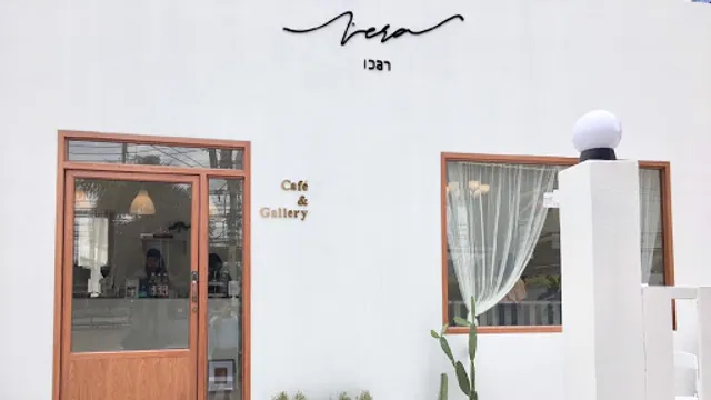 เวลา คาเฟ่ -Vera cafe' and vase