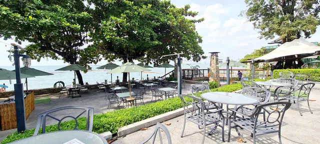 Breeze Beach Restaurant & Pool Bar