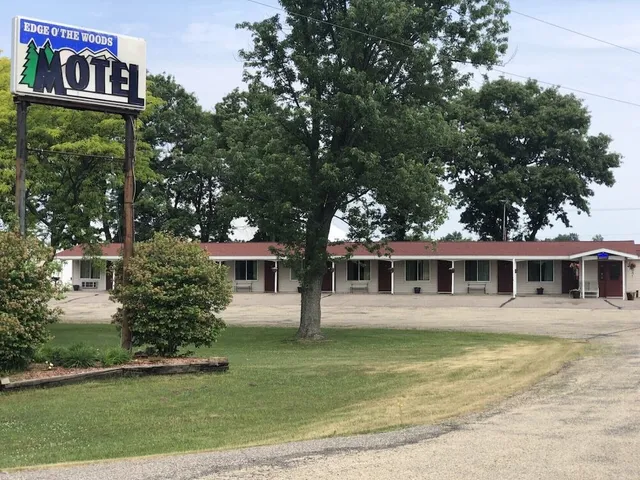 Edge O' the Woods Motel
