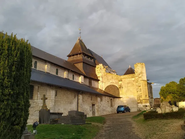Église catholique Saint-Valentin et son Cimetière à Jumièges
