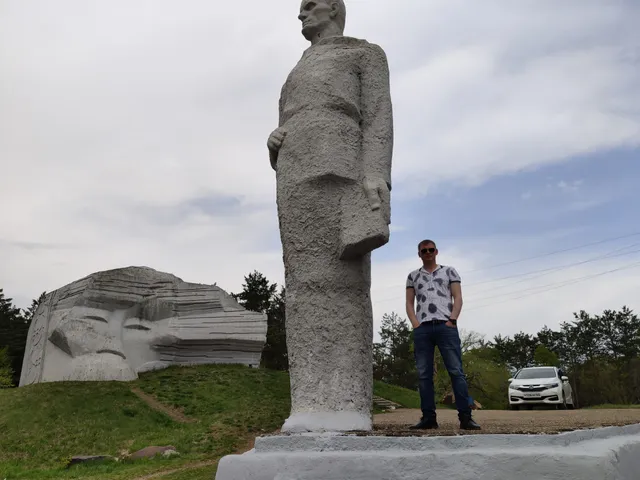 Pamyatnik V. K. Arsen'yevu I Dersu Uzala