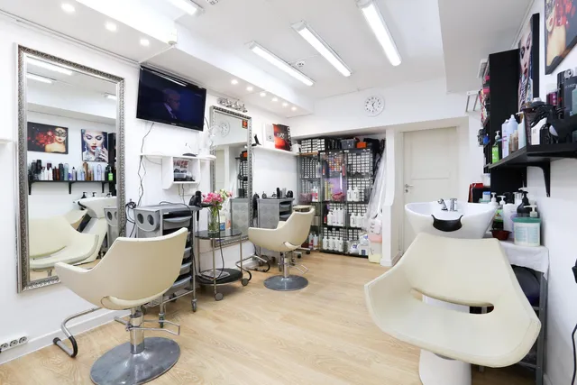 Салон красоты Брюнетка | Парикмахерская, солярий, маникюр Охотный ряд