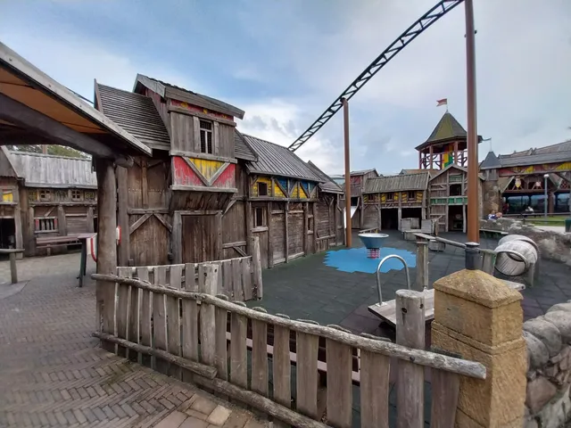 Burg Arkan, Achterbahn, mittelalterliches Dorf