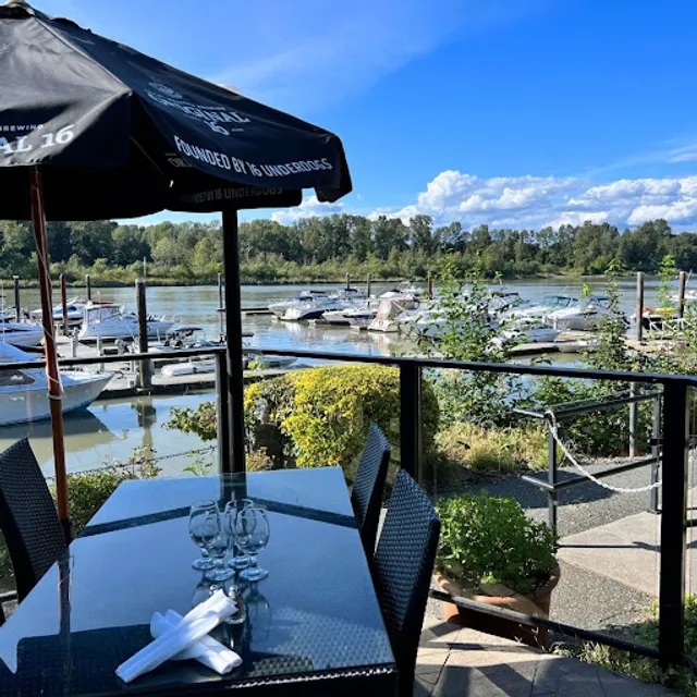 RiverHouse Restaurant & Pub