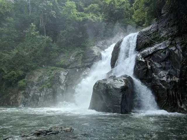 Kallar Meenmutty Waterfalls