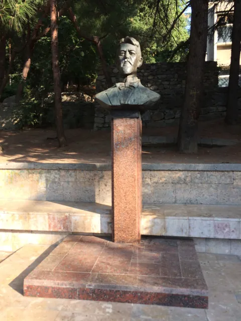 Pamyatnik Antonu Pavlovichu Chekhovu