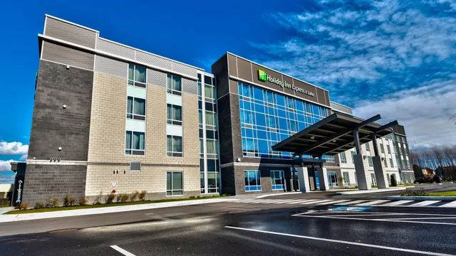 Holiday Inn Express & Suites Vaudreuil - Dorion by IHG