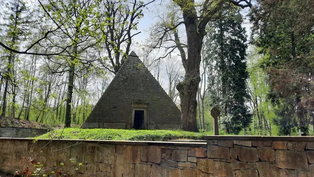 Pyramidenförmiges Mausoleum