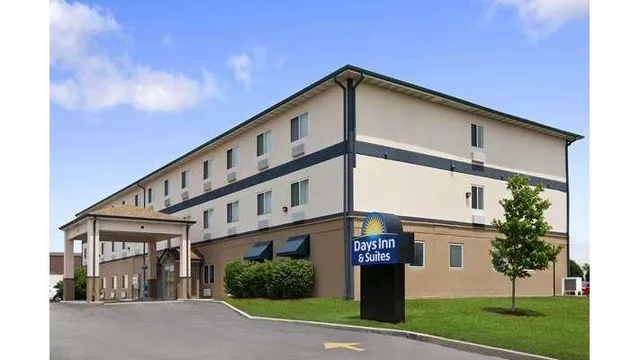 Days Inn & Suites by Wyndham Romeoville