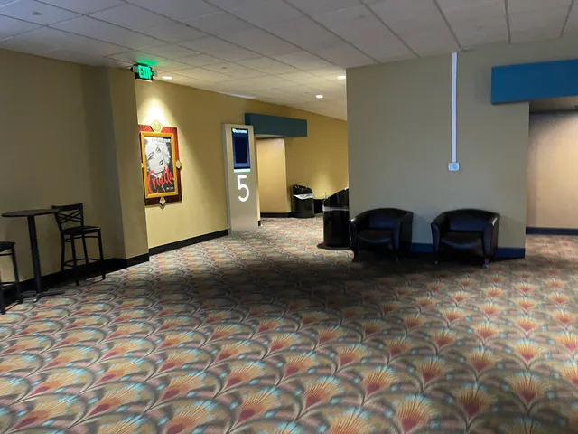 B&B Theatres Lee's Summit 16