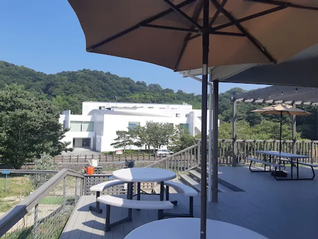 Ven! Kitchen & Dog Garden