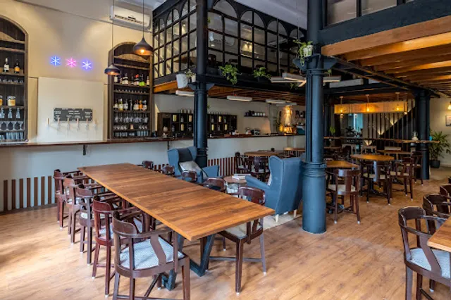 KMC Bar & Bistro, Fort