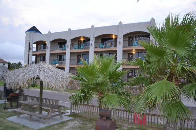 Hunt's Castle Waterfront Resort