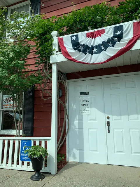 Capt'n Jack's Redwood Inn